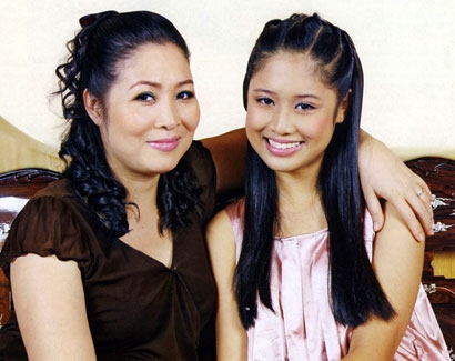 Hoàng Châu gây ấn tượng với người đối diện bằng nụ cười rạng rỡ không kém gì các ngôi sao nổi tiếng.