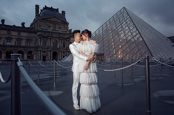 
Một địa danh khác góp mặt trong bộ ảnh cưới là&nbsp;bảo tàng Musée du Louvre, một trong bốn&nbsp;bảo tàng lớn nhất thế giới.

