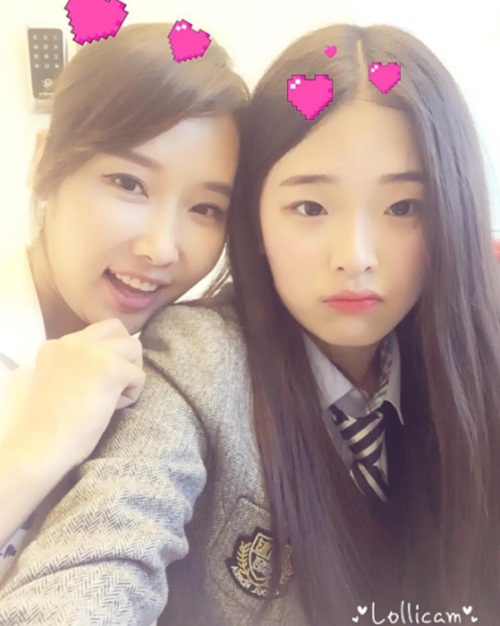 
Mặc d&ugrave; vậy, c&ocirc; Su Jin kh&ocirc;ng mấy bận t&acirc;m đến những lời b&agrave;n t&aacute;n &aacute;c &yacute;, người ta vẫn thấy c&ocirc; chia sẻ những h&igrave;nh ảnh xinh đẹp, đ&aacute;ng y&ecirc;u trong cuộc sống h&agrave;ng ng&agrave;y của m&igrave;nh. Trong một số bức ảnh, c&ocirc; Su Jun tr&ocirc;ng trẻ trung chẳng k&eacute;m g&igrave; c&ocirc; con g&aacute;i tuổi teen của m&igrave;nh.
