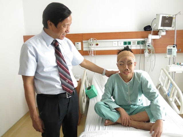 Mỗi lần Tuấn mổ, GS Nguyễn Thanh Liêm luôn dành thời gian thăm khám các tiến tiển và động viên Tuấn.