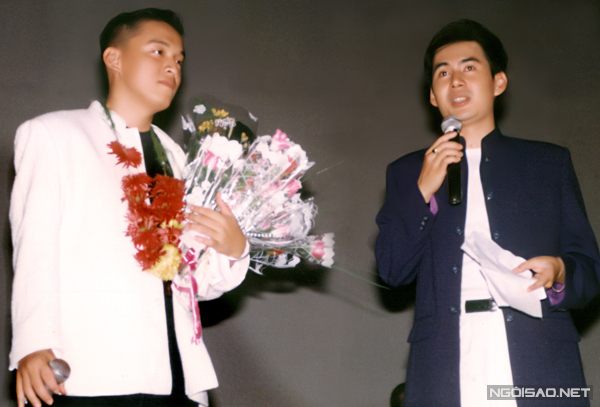 Lam Trường đứng chung sân khấu với Đoan Trường năm 1999. Khi đó, các fan thể hiện sự hâm mộ với anh Hai bằng cách tặng toàn... hoa giả.