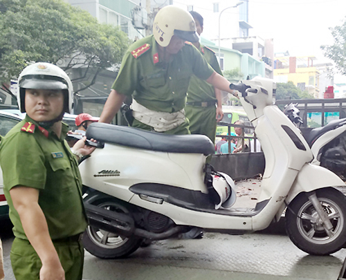Xe của những dân chơi cũng được đưa về trụ sở.