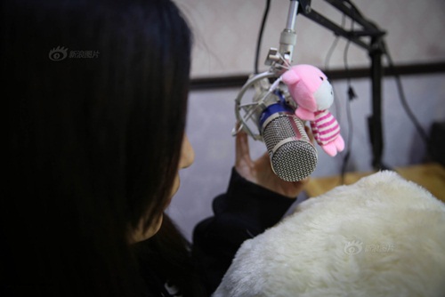 
Từ khi l&agrave;m việc với stream, đi đ&acirc;u anh cũng đem theo điện thoại. Do t&iacute;nh chất c&ocirc;ng việc, huấn luyện vi&ecirc;n phải quyết định giờ stream v&agrave; giờ nghỉ ngơi hợp l&yacute;. Th&ocirc;ng thường từ 12h30 trưa đến 14h chiều v&agrave; tối từ 19h đến 22h30 l&agrave; khoảng thời gian v&agrave;ng để stream, từ 22h30 đến 2h s&aacute;ng l&agrave; thời gian xuy&ecirc;n đ&ecirc;m v&igrave; vậy thời gian l&agrave;m việc của anh cũng kh&aacute;c với người thường.
