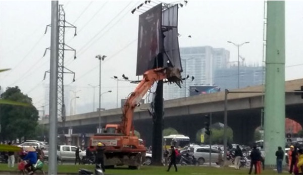 Tiến hành tháo dỡ các biển quảng cáo trái phép