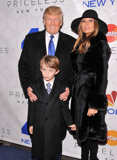 
Barron giống như phiên bản nhí của Donald Trump khi thường xuyên bắt chước ông. Cậu bé thích mặc suit, thích được thắt cà vạt bảnh bao như bố.
