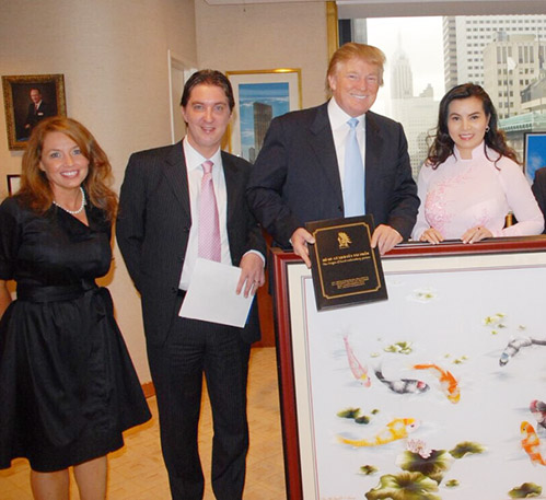 
Hoa hậu Kim Hồng cũng tặng lại ông Donald Trump bức tranh cá vàng với ý nghĩa chúc sức khỏe, tài lộc.
