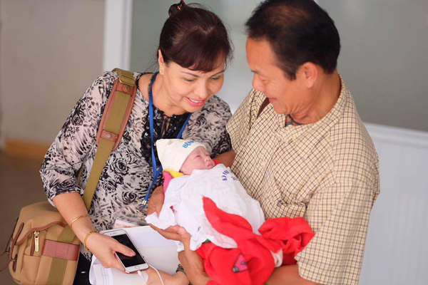 
Bố mẹ Hồng Quế hết lòng giúp đỡ con gái chăm sóc cháu ngoại.
