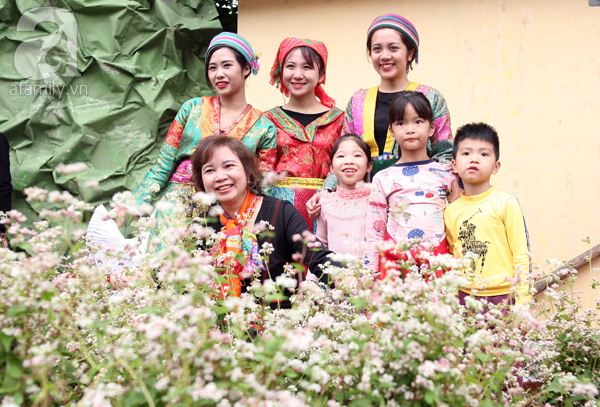 
Tại bối cảnh khu vực trưng bày hoa tam giác mạch, nhiều cô gái, chàng trai dân tộc Mông cũng có mặt để làm nền cho người dân chụp ảnh.
