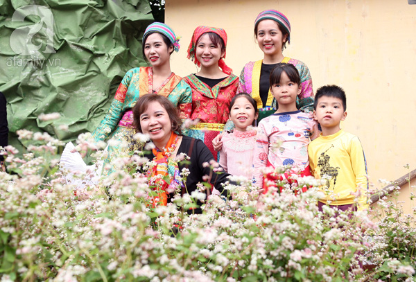 
Tại bối cảnh khu vực trưng b&agrave;y hoa tam gi&aacute;c mạch, nhiều c&ocirc; g&aacute;i, ch&agrave;ng trai d&acirc;n tộc M&ocirc;ng cũng c&oacute; mặt để l&agrave;m nền cho người d&acirc;n chụp ảnh.
