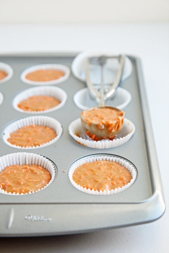 L&agrave;m b&aacute;nh cupcake: C&aacute;ch dễ nhất để đổ bột v&agrave;o khu&ocirc;n cupcake l&agrave; d&ugrave;ng th&igrave;a x&uacute;c kem.