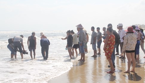 Nhiều người dân và cơ quan chức năng theo dõi “sự kiện” thả rùa quý về biển