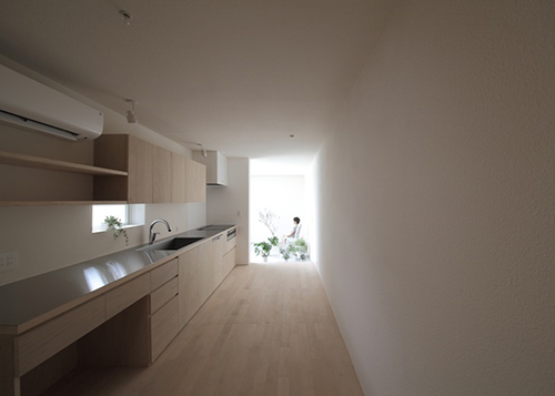 Do phần diện tích khá hẹp nên các kiến trúc sư đã phải khéo léo điều chỉnh và tận dụng ánh sáng tự nhiên trong căn nhà.