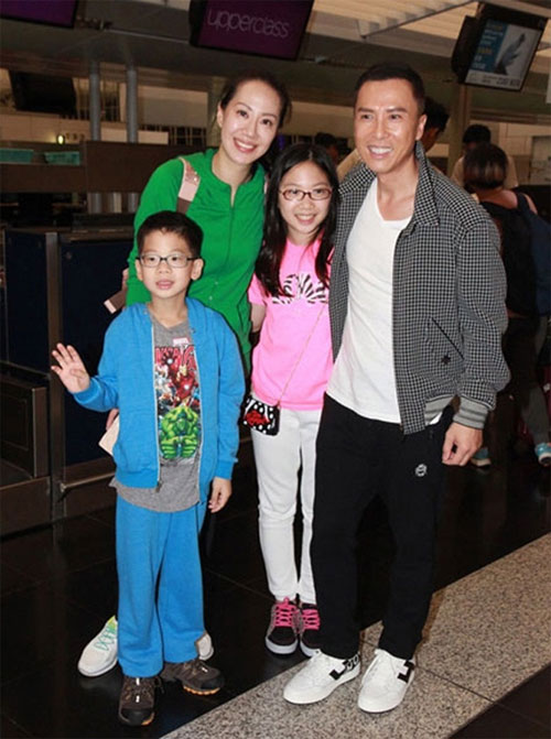 
Gia đình hạnh phúc của ngôi sao võ thuật tại sân bay vào tháng 7/2015.
