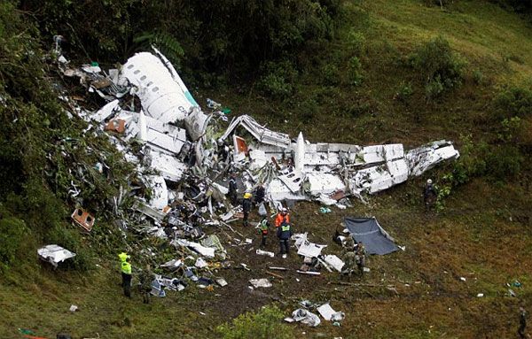 
Máy bay xấu số cất cánh từ Santa Cruz, Brazil và gặp nạn ở Bolivia trong hành trình đến Colombia. Điều tra cho biết nguyên nhân của tai nạn là máy bay thiếu nhiên liệu.

