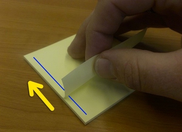 Thay v&igrave; t&aacute;ch giấy theo chiều ngang như th&ocirc;ng thường, bạn n&ecirc;n t&aacute;ch từ dưới l&ecirc;n theo chiều dọc.