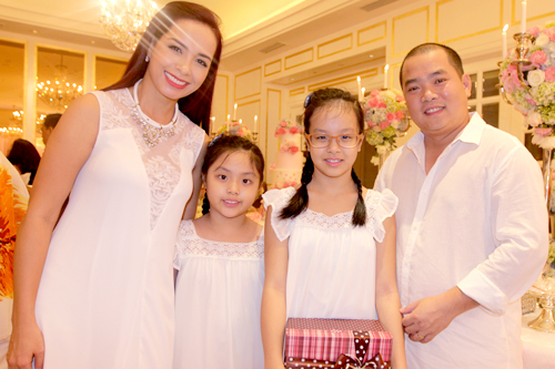 Người mẫu Thúy Hạnh cùng ông xã - nhạc sĩ Minh Khang - dẫn theo hai cô con gái Suli (đeo kính) và Suti.