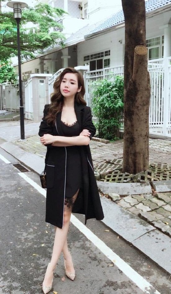 
Elly Trần trầm tư dạo phố mùa thu với set đồ đen kiêu sa, sành điệu.
