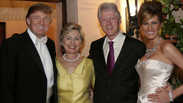 
Vợ chồng ông Bill Clinton chụp ảnh kỷ niệm cùng cô dâu, chú rể. Trước khi trở thành đối thủ trong chiến dịch tranh cử, tân Tổng thống Donald Trump và bà Hillary có mối quan hệ khá hòa hữu.
