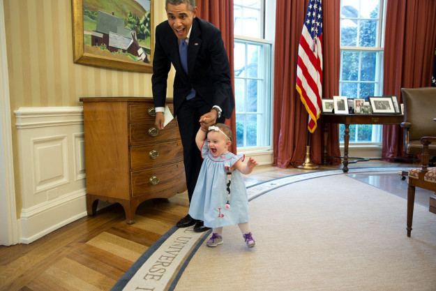 
Còn cô nhóc này thì quá phấn khích khi lần đầu được dạo chơi trong Nhà Trắng.
