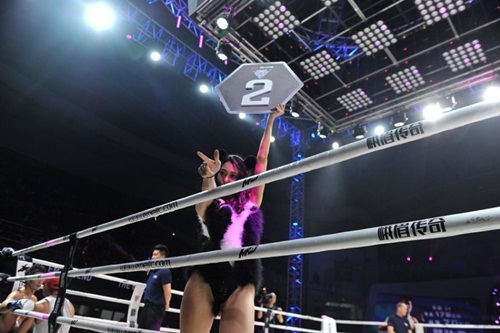 
Hơn nữa, l&agrave;m người mẫu quyền anh cũng phải c&oacute; tinh thần th&eacute;p, kh&ocirc;ng thể thấy đ&aacute;nh đấm l&agrave; giật m&igrave;nh, thấy m&aacute;u đổ l&agrave; hoảng sợ. Ngược lại, tr&ecirc;n khu&ocirc;n mặt của những c&ocirc; người mẫu tại s&agrave;n boxing lu&ocirc;n phải rạng rỡ, khiến cho tinh thần cổ vũ của kh&aacute;n giả l&ecirc;n cao, l&agrave;m bầu kh&ocirc;ng kh&iacute; của trận đấu kịch t&iacute;nh hơn.
