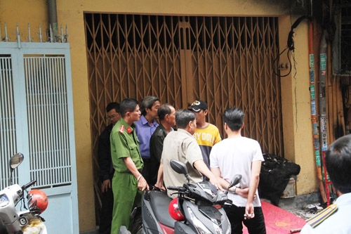 Người th&acirc;n c&aacute;c nạn nh&acirc;n theo d&otilde;i việc kh&aacute;m nghiệm
