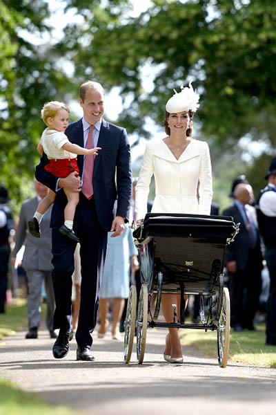 
Tháng 7/2015, hai tháng sau khi sinh con gái, William - Kate hạnh phúc trong lễ rửa tội của Charlotte tại nhà thờ St. Mary Magdalene ở hạt Norfolk. Hoàng tử William từng thừa nhận anh thấy mình trở nên mong manh hơn kể từ khi làm bố.
