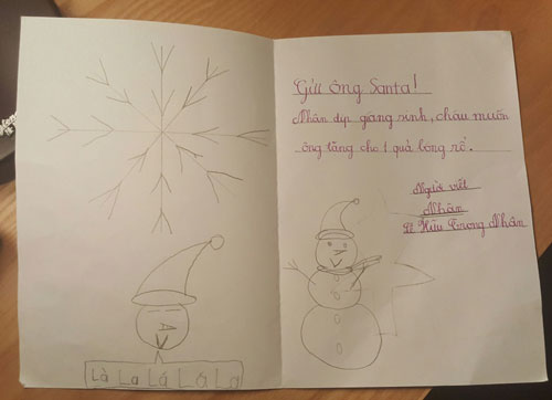 
Cậu bé Trọng Nhân, 9 tuổi, viết rất ngắn gọn là muốn được tặng một quả bóng rổ, nhưng không quên gây áp lực thêm cho bố mẹ Noel bằng gương mặt cười tươi rói kèm theo điệu hát nhí nhảnh là lá la la.
