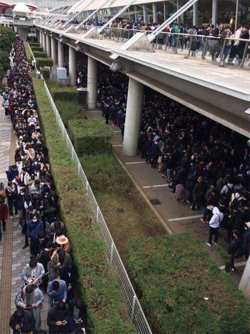 
Hàng nghìn người hâm mộ đủ mọi lứa tuổi, chủ yếu là đàn ông đã xếp thành hàng dài 4 km trước nơi tổ chức sự kiện và chờ đợi hơn 6 giờ đồng hồ chỉ để được chạm tay Nanami.
