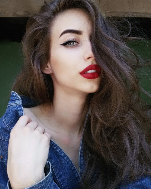 
Hiện tại, Instagram của Oliveira nhận được hơn 130.000 lượt theo d&otilde;i. Kh&ocirc;ng &iacute;t người mong chờ sự nổi tiếng hơn nữa của c&ocirc; g&aacute;i mắt xanh n&agrave;y trong tương lai.
