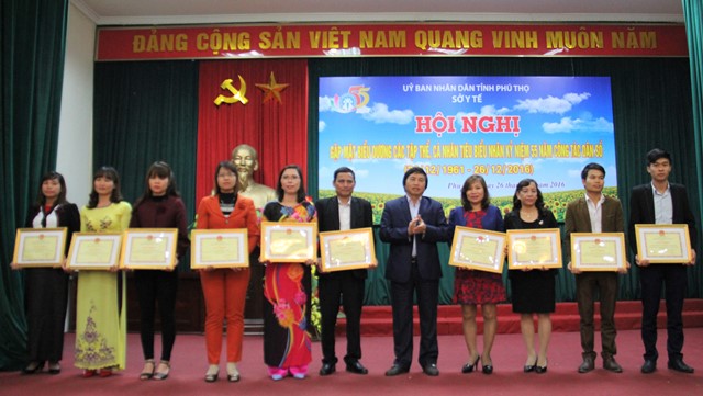 
Ông Hồ Đức Hải-Tỉnh ủy viên- Giám đốc Sở y tế tặng giấy khen cho các tập thể có thành tích tiêu biểu trong công tác Dân số giai đoạn 2011-2016
