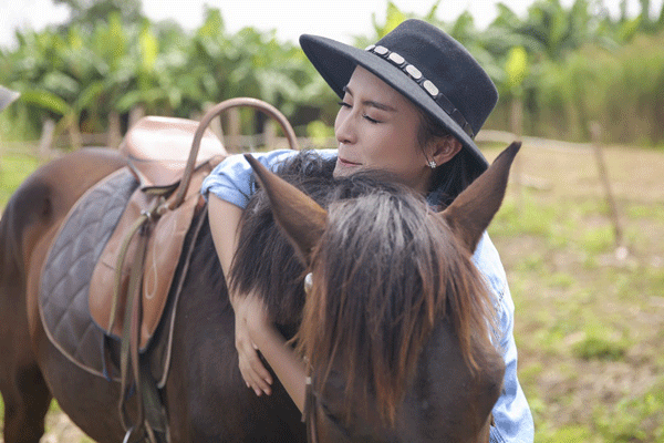 
Ban đầu, Tiêu Châu Như Quỳnh nhập cuộc khá nhanh nhưng sau đó mất bình tĩnh vì chú ngựa do cô điều khiển chạy quá nhanh.
