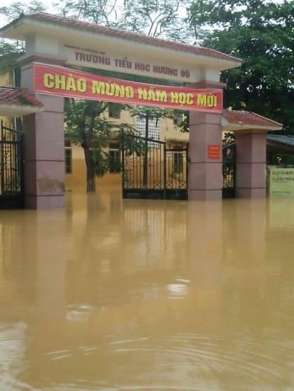Do mưa lớn và kéo dài trong nhiều ngày, huyện Hương Khê, Hà Tĩnh lại chìm ngập trong biển nước.