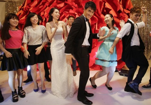 
Công Vinh nhảy flashmod trong đám cưới ở Kiên Giang.
