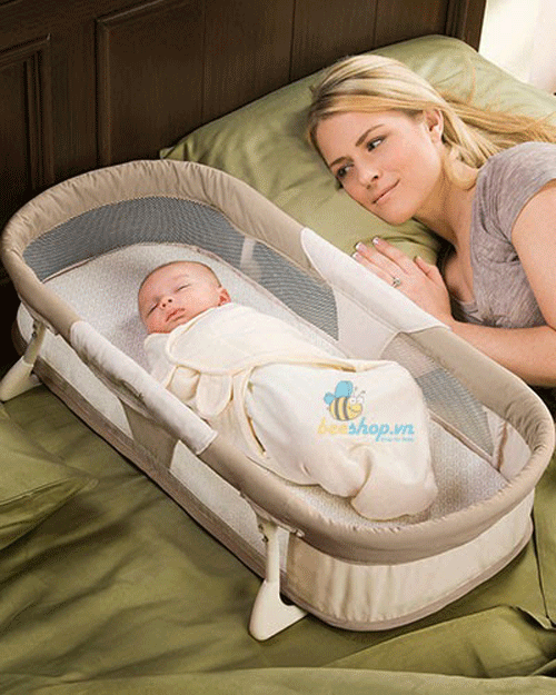 Giải pháp an toàn nhất là đặt cũi của con liền kề với giường ngủ lớn của cha mẹ. (Ảnh minh họa)