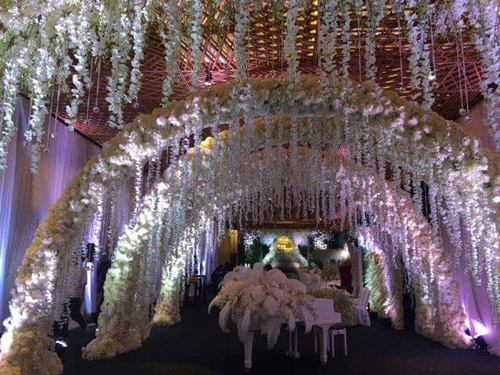 Lối ra vào được trang trí bởi rất nhiều hoa lan và hoa hồng trắng.