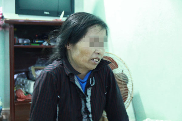 Chị Tô Thị Th vẫn chưa hết bàng hoàng khi kể lại cuộc sống khổ cực 21 năm bị lừa bán sang Trung Quốc làm dâu. Ảnh: Ngọc Hưng.
