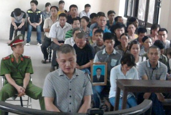 
Bị cáo Nguyễn Hữu Tân tại tòa. Ảnh: NLĐ
