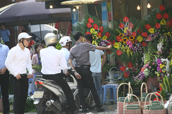 
Khách hàng chủ yếu là cánh mày râu.
