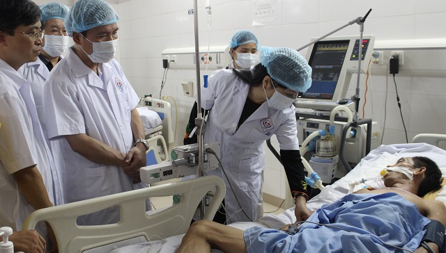 
Bộ trưởng Nguyễn Thị Kim Tiến thăm hỏi, tặng quà cho các bệnh nhân nặng đang điều trị tại khoa Hồi sức tích cực, Bệnh viện Trung ương Thái Nguyên.
