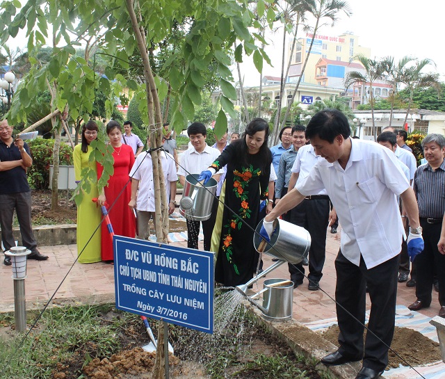 
Bộ trưởng Nguyễn Thị Kim Tiến và ông Vũ Hồng Bắc - Chủ tịch UBND tỉnh Thái Nguyên trồng cây lưu niệm tại Bệnh viện Trung ương Thái Nguyên.
