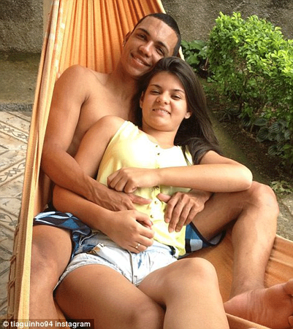 
Tiaguinho chụp ảnh trong một kỳ nghỉ với vợ.
