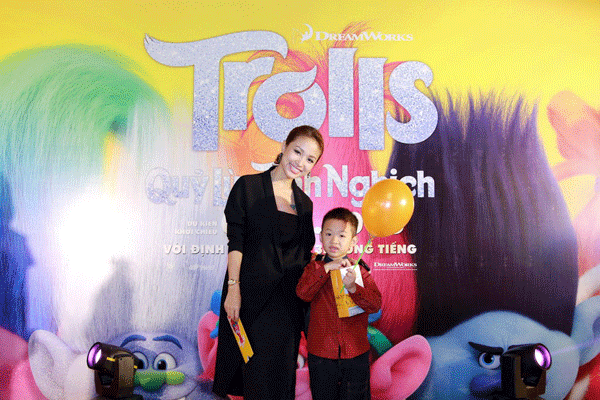 
Cùng dự buổi xem phim còn có MC Thanh Vân, cô cũng vui vẻ vì con trai rất thích bộ phim này.
