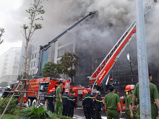 
Phải mất nhiều giờ đồng hồ lực lượng chức năng mới đẩy lùi dám cháy ở 68 Trần Thái Tông. Ảnh: Nông Thuyết
