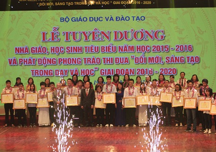 
252 giáo viên, học sinh tiêu biểu cả nước nhận Bằng khen của Bộ GD&ĐT. Ảnh: Q.Huy
