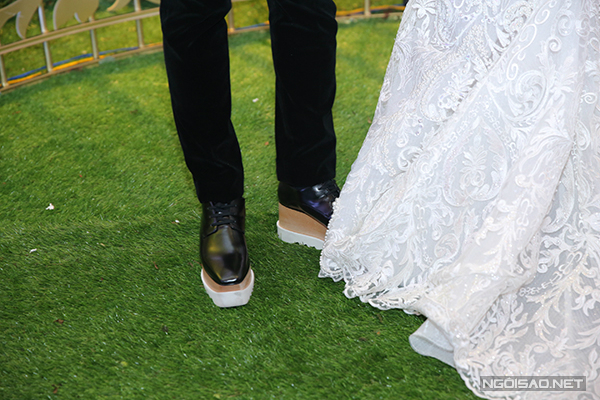 
Bình thường dù chú rể thấp hơn cô dâu họ cũng không đi giày độn đế quá cao vì với người đàn ông việc đó là không cần thiết. Nhưng với Trấn Thành thì khác, anh chọn giày cao 10cm.

