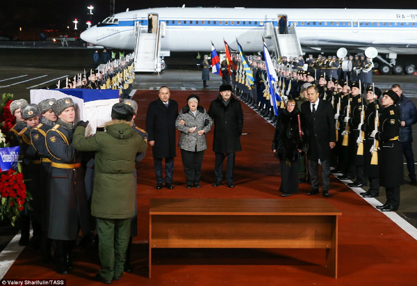 
Mẹ đại sứ Nga Andrei Karlov đã không thể đứng vững khi đón con trai trở về quê hương.
