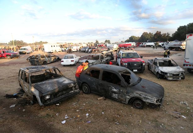 
Hậu quả của vụ nổ là rất nhiều xe cộ của người dân đã bị phá hủy nghiêm trọng.
