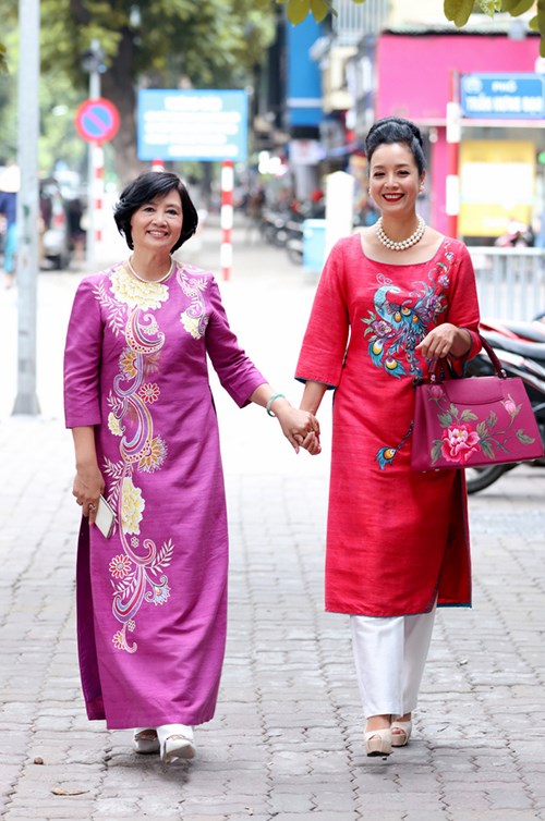 NSƯT Chiều Xuân diện áo dài đỏ trẻ trung hội ngộ bà Trần Thị Bích Ngà (trái) - vợ nhạc sĩ Trần Tiến.