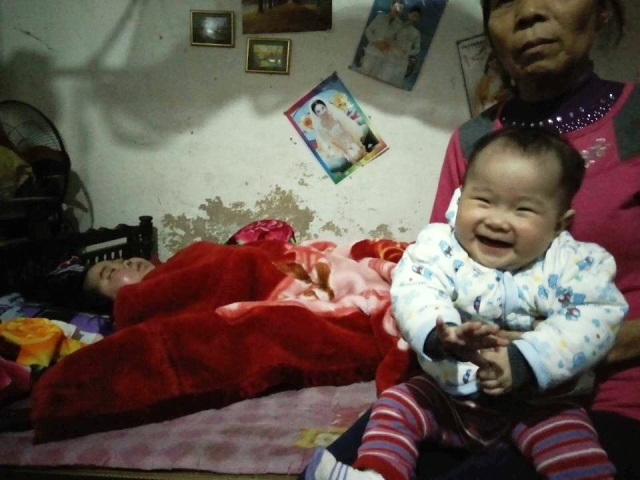 
Ngay khi 3 tháng tuổi, cháu Nguyễn Ngọc Minh Lâm đã phải cai sữa mẹ. Ảnh: Khắc Điệp
