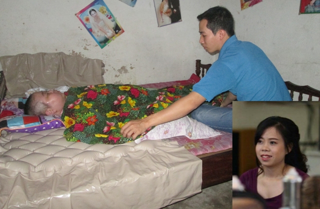
Anh Nguyễn Mạnh Tình chăm sóc vợ. Ảnh: Khắc Điệp
